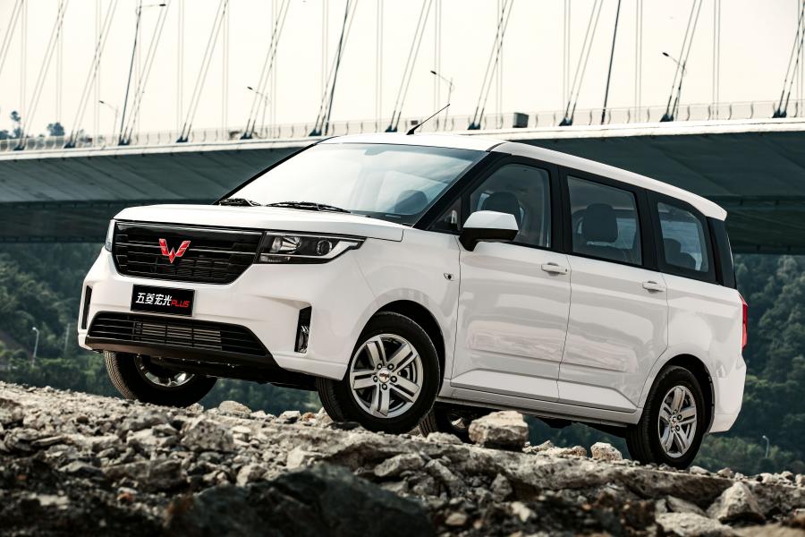  WuLing Hongguang Plus 2019 года  (фото 12 из 49)